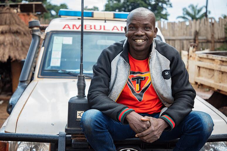 Simon Mbasi op zijn ambulance