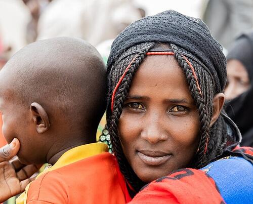 Een vrouw in Ethiopie houdt haar zoon vast